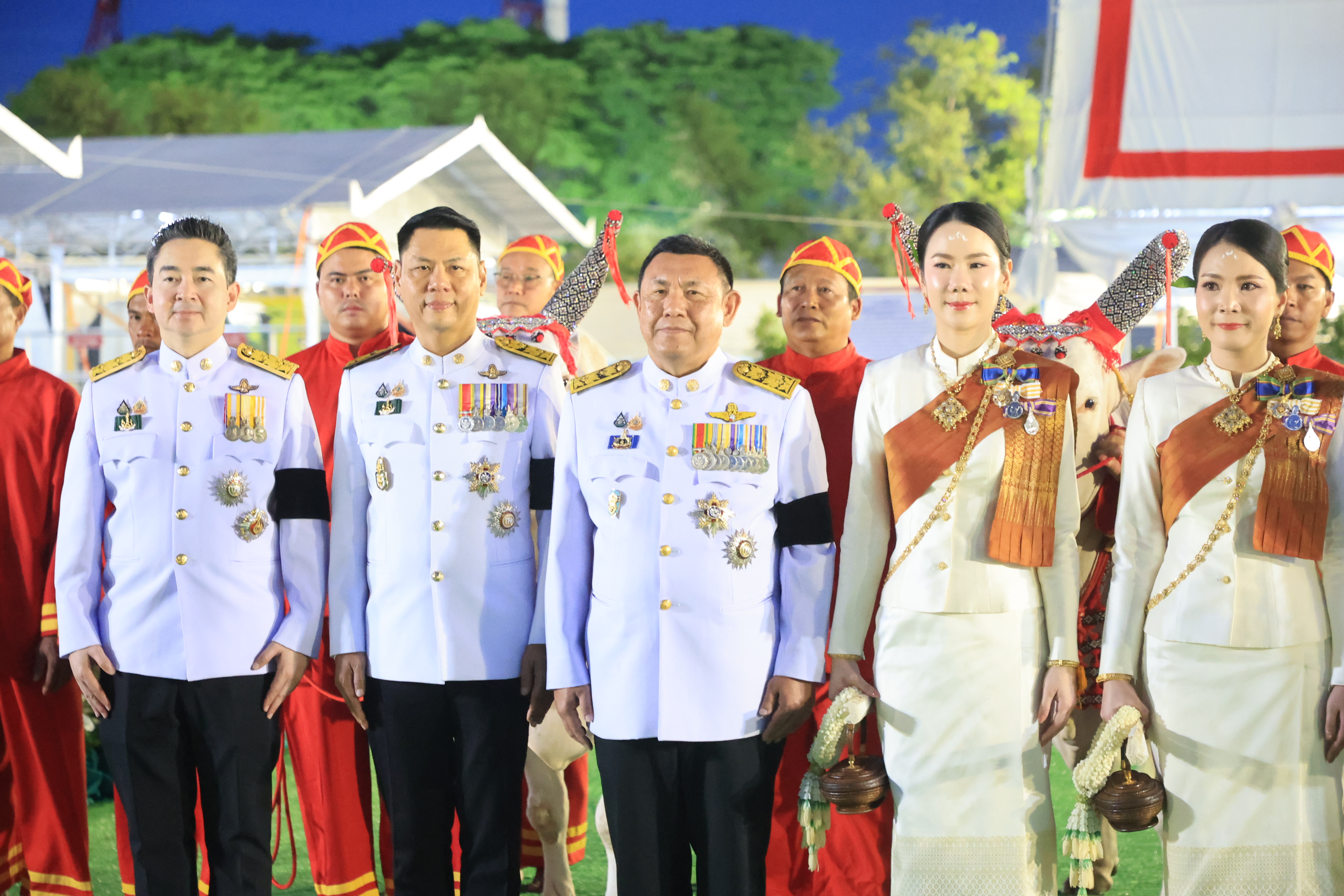title - ปลัดเกษตรฯ ผู้ทำหน้าที่พระยาแรกนา พร้อมด้วยเทพีคู่หาบทองและเทพีคู่หาบเงิน ทำพิธีล้างมือพระยาแรกนา และเจิมหน้าพระโค